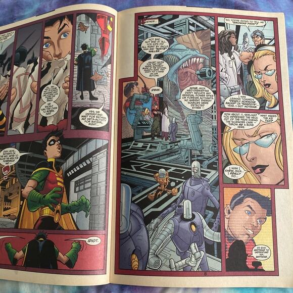 DC Comics Superboy and Batgirl - Picture 3 of 4